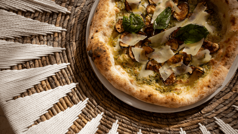 Una pizza bianco con parmigiano, basico e zucchine